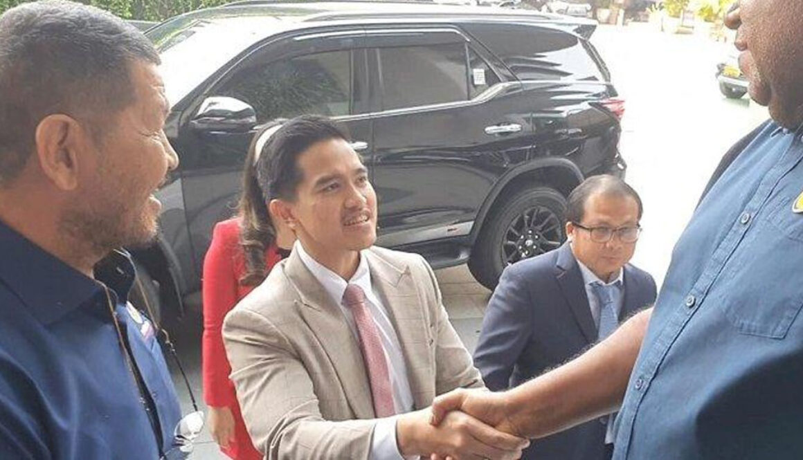 Berjas Cokelat, Kaesang Sambangi Markas DPP NasDem