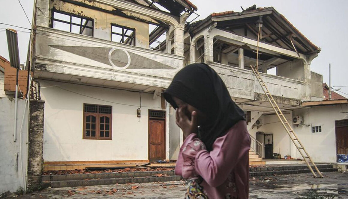 FOTO Anak Panti Asuhan Duren Sawit Mengungsi ke Masjid Usai Kebakaran