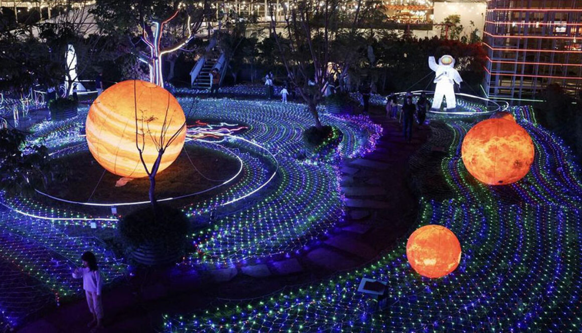 FOTO Sensasi Luar Angkasa di Galactic Glow Bandung