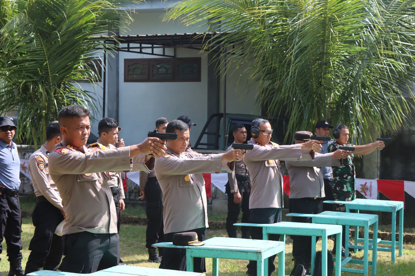 menembak menembak