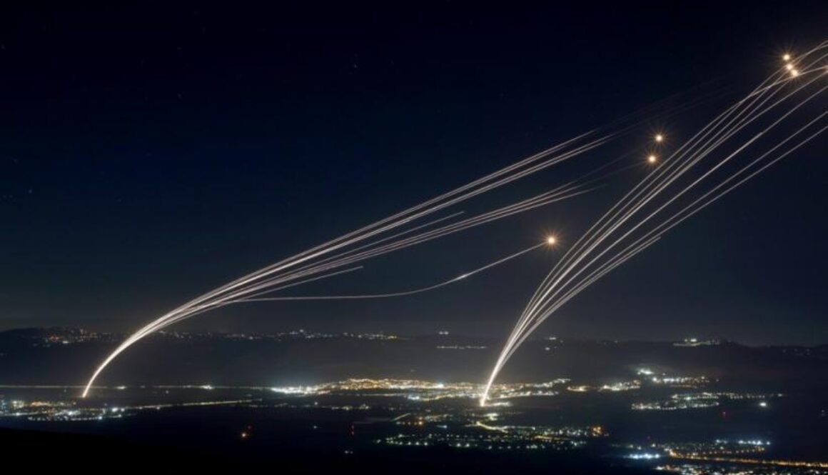 Roket_Hizbullah_serang_Israel___EPA