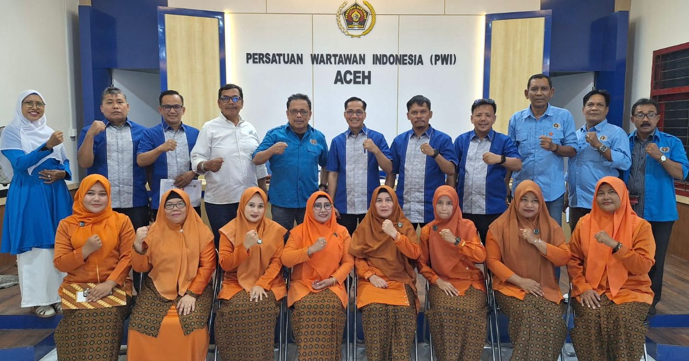 WhatsApp Image 2024-12-27 at 18.24.41_d8e83581 Pengurus PWI dan IKWI Kota Subulussalam periode 2024-2027 hasil Konferensi I foto bersama dengan Penasihat dan Pengurus PWI Aceh serta Ketua dan Pengurus IKWI Aceh di Aula PWI Aceh di Banda Aceh, Jumat sore, 27 Desember 2024. (Foto Abdul Hadi/PWI Aceh)